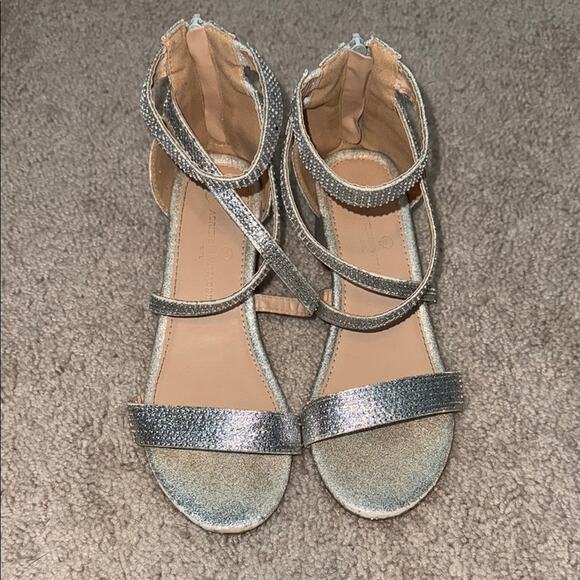 Adrienne Vittadini Levain Silver Strappy Girls Heels Kids Size 4 - Picture 8 of 8